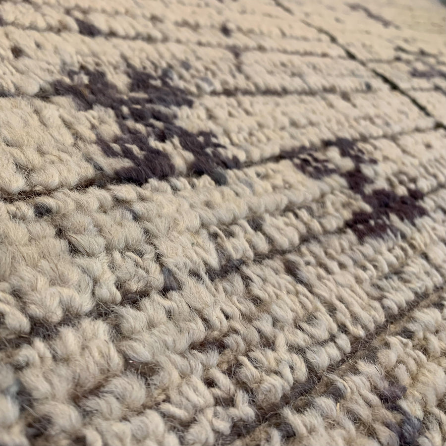 Close-up detail of the Handmade Caleido Collection Fracto 6x9 Rug in the Yogurt color-way. This rug features wonderful texture in ivory whites and rich brown tones. 