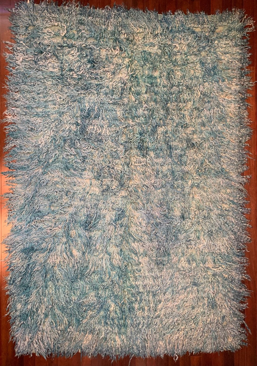 Modern shag rug in light blue tones 